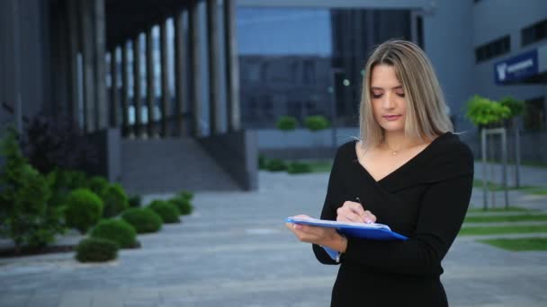 De vrouw ondertekent het contract. Zakenvrouw zet ondertekening partnerschapsovereenkomst — Stockvideo