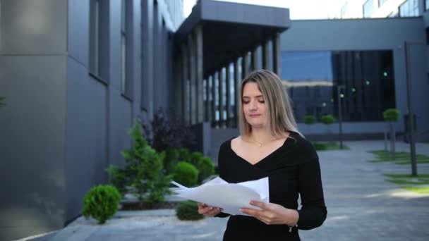 Zakenvrouw die werkdocumenten gooit. vellen papier in de lucht. Werkbelasting onder spanning — Stockvideo