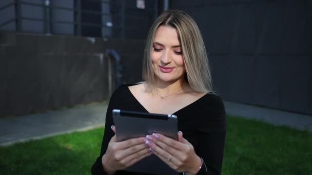 Hermosa joven usando tableta en la ciudad. Señora de negocios sostiene dispositivos pc. — Vídeo de stock