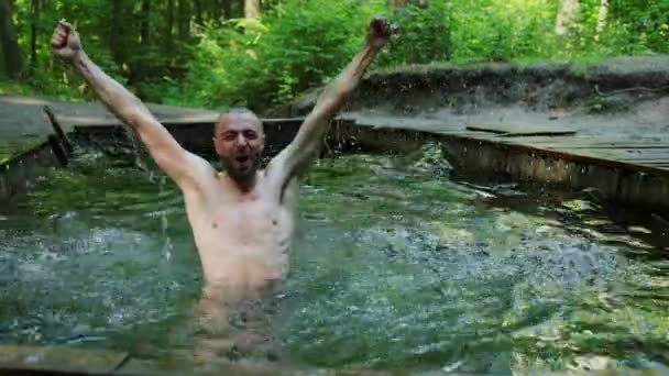 L'homme éclabousse d'eau. Éclaboussures heureux lac à la station. Piscine pulvérisation réjouissante — Video