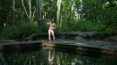 Genç atlet spor yapar. Fitness erkeği sabahları egzersiz yapıyor.