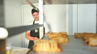 Çörek ve kurabiye yapmak için hamur karışımı bir fırçayla yağla..
