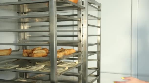 Plätzchen backen in der Bäckerei. Shortbread Teig auf einem Gestell bereit für Backofen. — Stockvideo