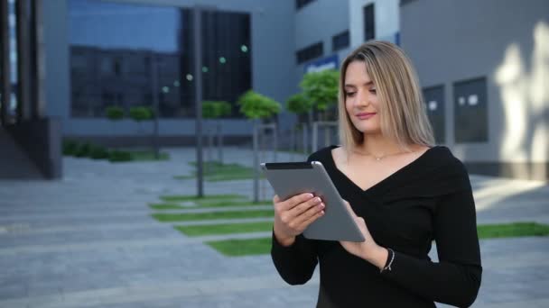 Молодая женщина с планшетным компьютером в городе. Крупный план для деловой леди — стоковое видео