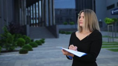 Kadın form ya da belge dolduruyor. Bayan doldurur. kadın imzalama kağıdı