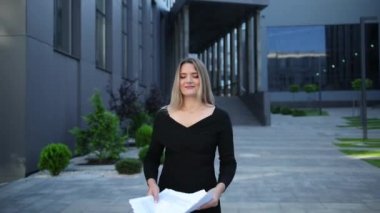 İş konsepti yakışıklı genç profesyonel iş kadını yığını atıyor.