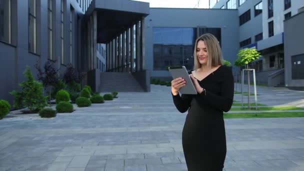 Beautiful young woman using tablet pc in the city. Closeup on business lady — Stock Video