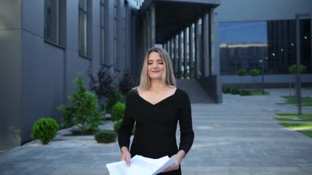 Geschäftskonzept hübsche junge professionelle Geschäftsfrau wirft Haufen weg — Stockvideo