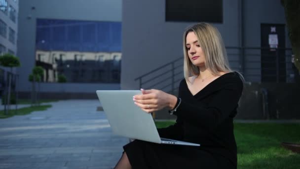 Mulher de negócios bonita de pé edifício moderno ao ar livre. Senhora laptop de trabalho — Vídeo de Stock