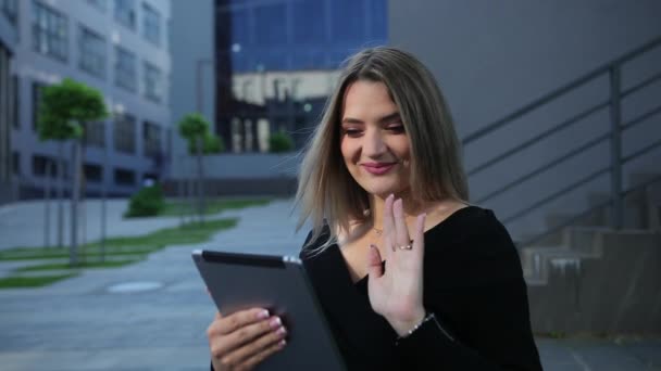 Hermosa joven usando tableta en la ciudad. Señora de negocios sostiene dispositivos pc. — Vídeo de stock