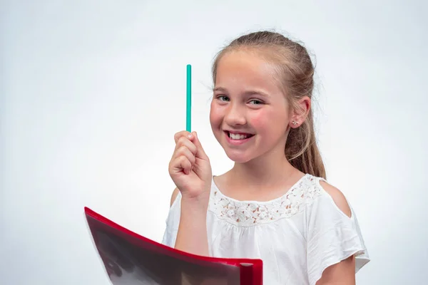 Una Graziosa Studentessa Caucasica Anni Sorride Sorridendo Mentre Sorregge Una — Foto Stock