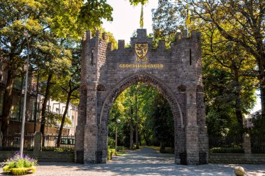 Groeningegate, bir zafer parçası (1906) nerede (Guldensporenslag) altın mahmuzlar Savaşı 11 Temmuz 1302 mücadele eski Groeningefield arch. Kortrijk, Flanders, Belçika