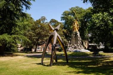 2 spurs altın 11 Temmuz 1302 Groeninge Anıtı (1906) arka planda savaştı Spurs (Guldensporenslag) Savaşı hatırlayarak Groeningepark Anıtı. Kortrijk, Flanders, Belçika