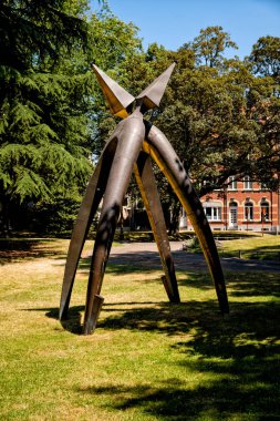 Kortrijk, Flanders, Belçika - 1 Temmuz 2018: 11 Temmuz 1302 (Guldensporenslag) altın mahmuzlar Savaşı hatırlayarak Groeningepark içinde 2 spurs Anıtı savaştı.