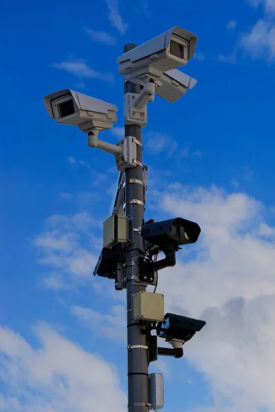 Mavi Gökyüzü Arka Plan Bir Direğe Sabit Cctv Güvenlik Fotoğraf — Stok fotoğraf