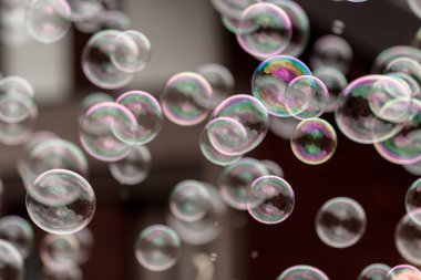 Sabun köpüğü karanlık bir arka plan üzerinde bir sürü