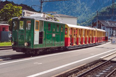 Wilderswil, Bernese Oberland, İsviçre - 5 Ağustos 2017: retro turistik tren Schynige Platte ile eski yeşil lokomotif Wilderswil tren istasyonu platformu