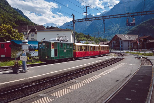 Wilderswil Berner Oberland Schweiz August 2017 Retro Personenzug Kommt Sommer — Stockfoto