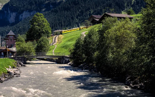 Malerische Alpine Szenerie Mit Einem Fluss Einigen Typischen Holzhütten Und — Stockfoto