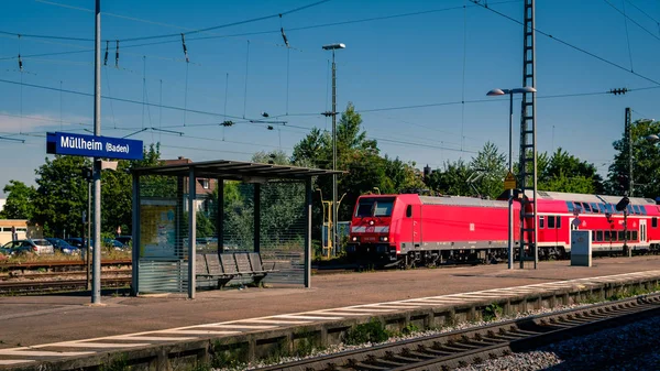 Mullheim 符滕堡 2018年7月30日 德国铁路 的红色区域火车到达 Mullheim 火车站的平台在一个晴朗的阳光明媚的夏日 — 图库照片