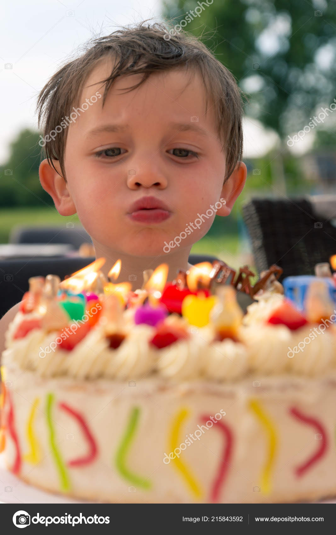 Garcon Quatre Ans Souffler Les Bougies Sur Son Gateau D Anniversaire Image Libre De Droit Par Svanaerschot Gmail Com C