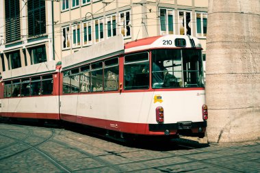 Bir Freiburg im Breisgau, Baden Wurttemberg, Almanya - 30 Temmuz 2018: Freiburg sokaklarda beyaz ve kırmızı tramvay No 1