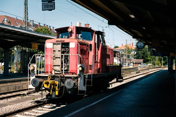 德国巴登 符腾堡的穆尔海姆 2018年7月30日 穆尔海姆火车站无车红色分流内燃机车 — 图库照片
