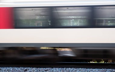 Yüksek hızda, bulanık görüntü geçen tren
