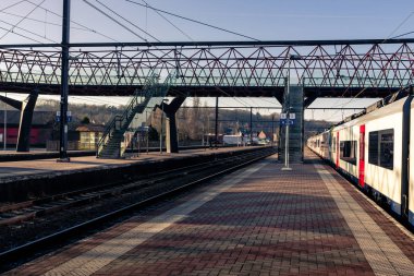 Banliyö tren platformu Aarschot tren istasyonuna. Aarschot, Vlaams Brabant, Flanders, Belçika