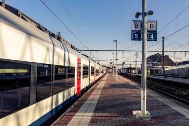 Banliyö tren platformu Aarschot tren istasyonuna. Aarschot, Vlaams Brabant, Flanders, Belçika
