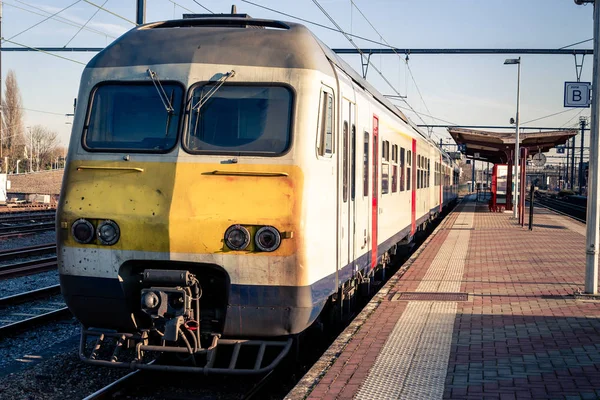 Aarschot 火车站的比利时铁路 Nmbsssn Sncb 的80女士乘坐电动火车 Aordschot Vlaams Brabant Flanders Belgia — 图库照片