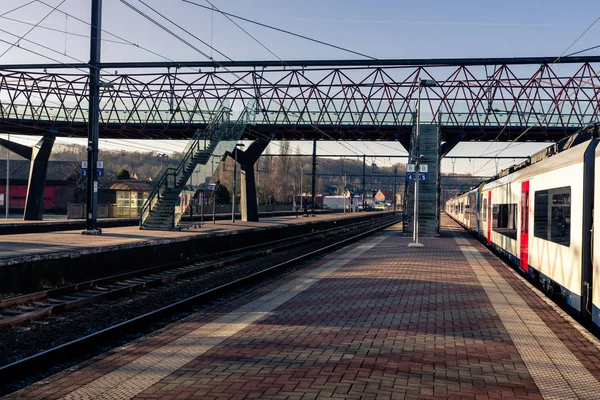 在阿尔肖特火车站站台的通勤列车 Aordschot Vlaams Brabant Flanders Belgia — 图库照片