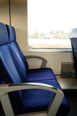 İki boş mavi tren koltuk, genel kavram seyahat
