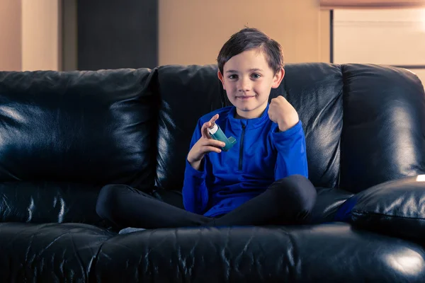 Letni Chłopiec Noszenie Odzież Sportowa Astma Inhaler Siedząc Sofie Zaciśniętej — Zdjęcie stockowe