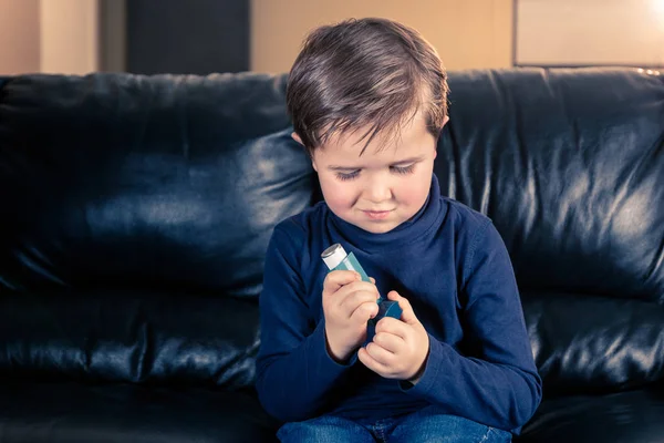 Lindo Niño Años Quitándose Tapa Del Inhalador Asma Sentado Sofá — Foto de Stock