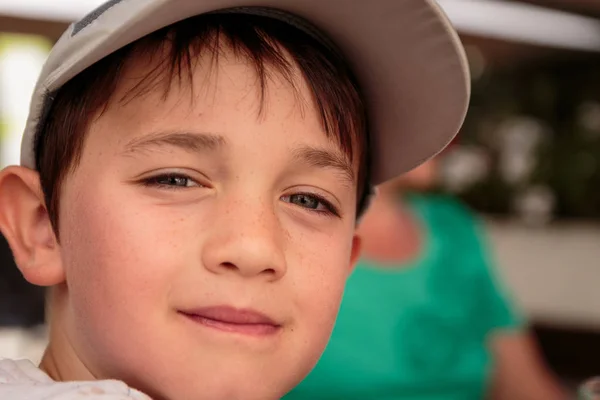 Mały chłopiec z szarym kapeluszem baseball — Zdjęcie stockowe