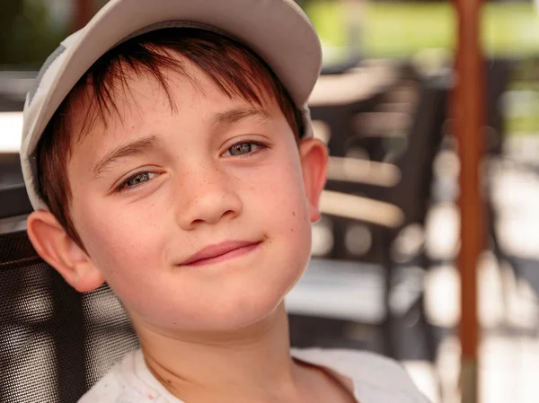 Mały chłopiec z szarym kapeluszem baseball — Zdjęcie stockowe
