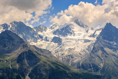 Yüksek karlı dağ zirveleri görünümü