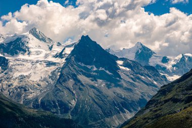 Yüksek karlı dağ zirveleri görünümü