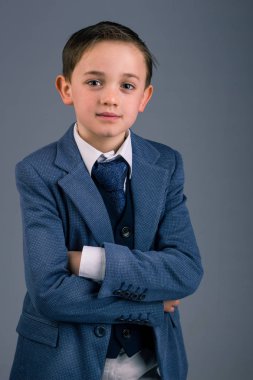 Özel etkinlik için takım elbise giymiş çocuk