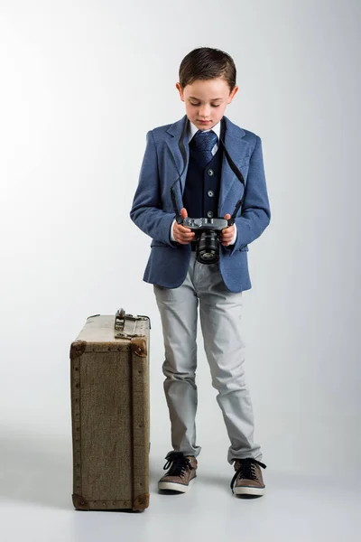 小男孩穿着相机和手提箱 — 图库照片
