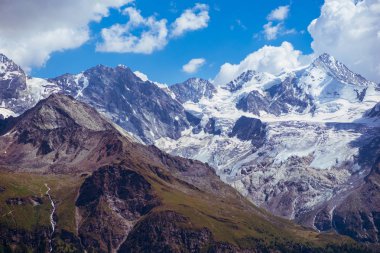 Pennine Alpleri'nde karla kaplı dağlar