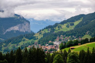 Yazın bulutlu bir günde Bernese Alpleri 'ndeki Wengen dağ köyüne manzaralı güzel bir manzara. Wengen, Bernese Oberland, İsviçre