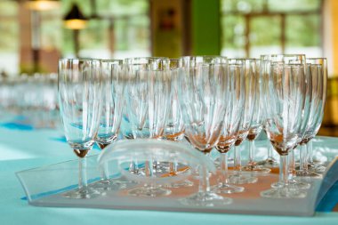 Boş şampanya bardaklarıyla dolu tepsi parti başladığında doldurulmaya hazır olacak.