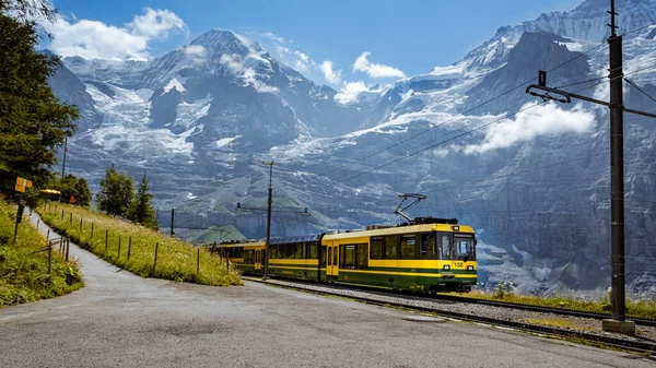 2019年8月3日 スイスのベルネーゼ オーバーランド ラウターブルネン ウェンナルプの鉄道駅に入る列車 背景にはモンクとユングフラウヨーク — ストック写真