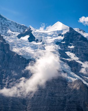 Kar kaplı piramit şeklindeki Silberhorn dağının güzel manzarası Bernese Alpleri 'ndeki ünlü Jungfrau' nun uydu tepesi Bernese Oberland, İsviçre