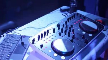 Pikaplarda DJ karışımı, mavi ışık atmosferi