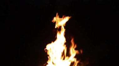 Siyah arkaplanda yanan parlak alevler