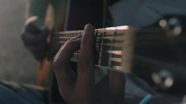 Kapatın ellerinizi, bitirin akustik gitar çalın, güneşli hava