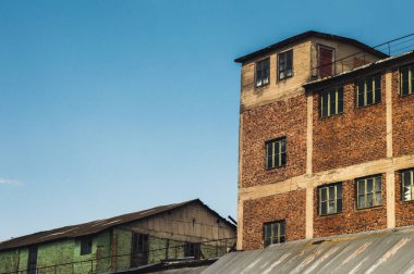 Eski harap olmuş kırmızı ve yeşil tuğlalı evler